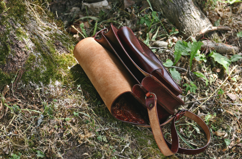 Leather handbag with four pockets in mahogany