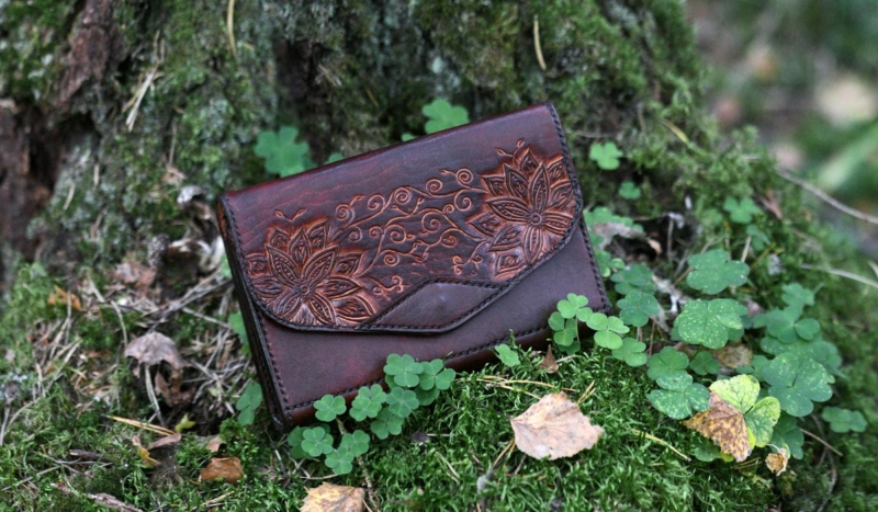Leather purse in mahogany