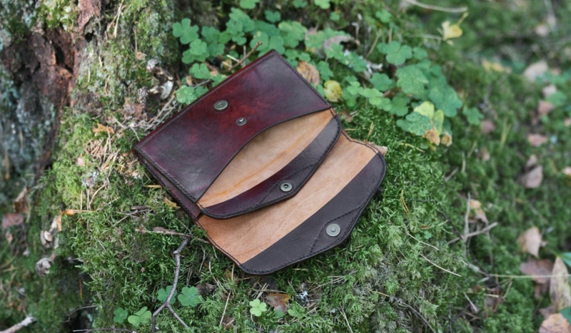 Leather purse in mahogany, inside