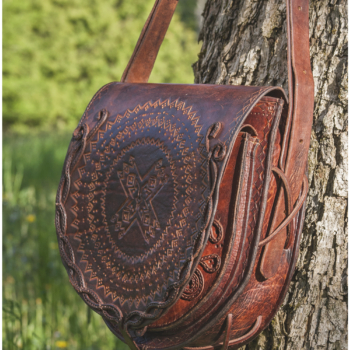 Round shaped shoulder bag in mahogany