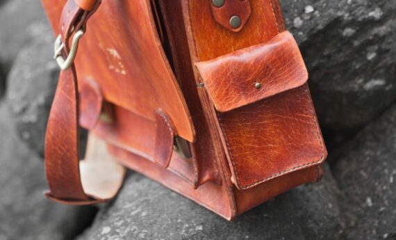 Leather briefcase in medium brown