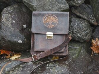 Shoulder bag with an apple tree