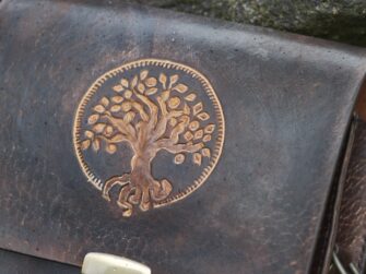Shoulder bag with an apple tree