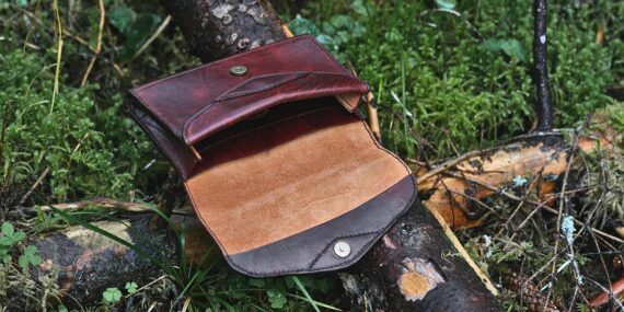 Leather purse in mahogany, inside