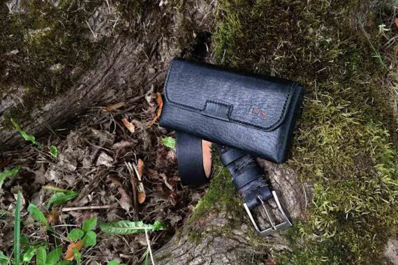 Leather belt set with magnet lock bag in black.