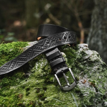 Carved leather belt in black
