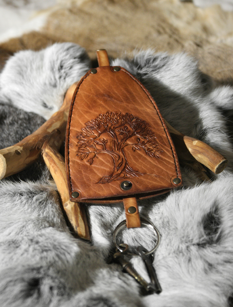 Big leather key-case with tree image