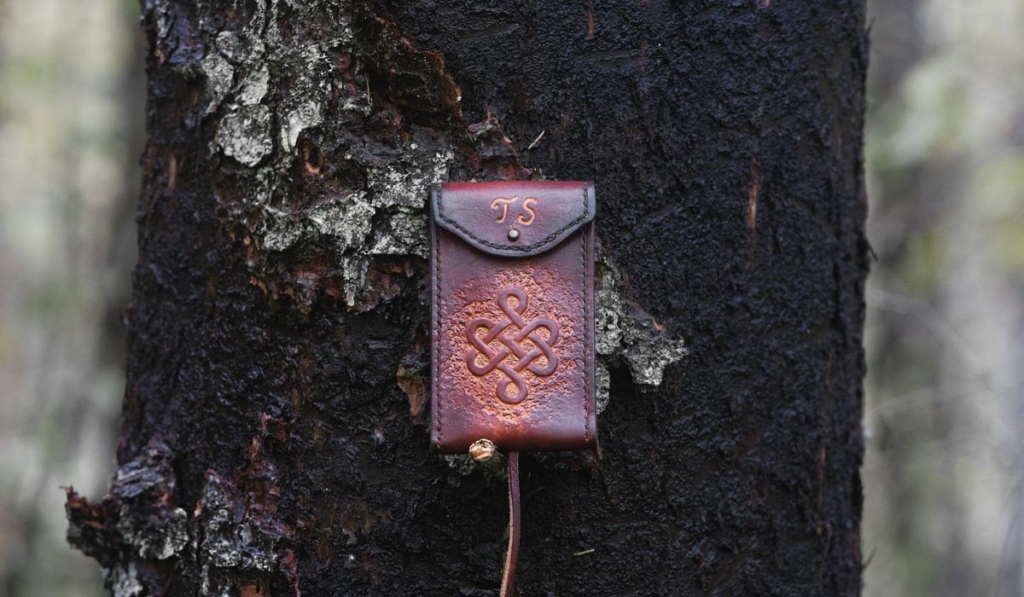 Leather key case with endless knot