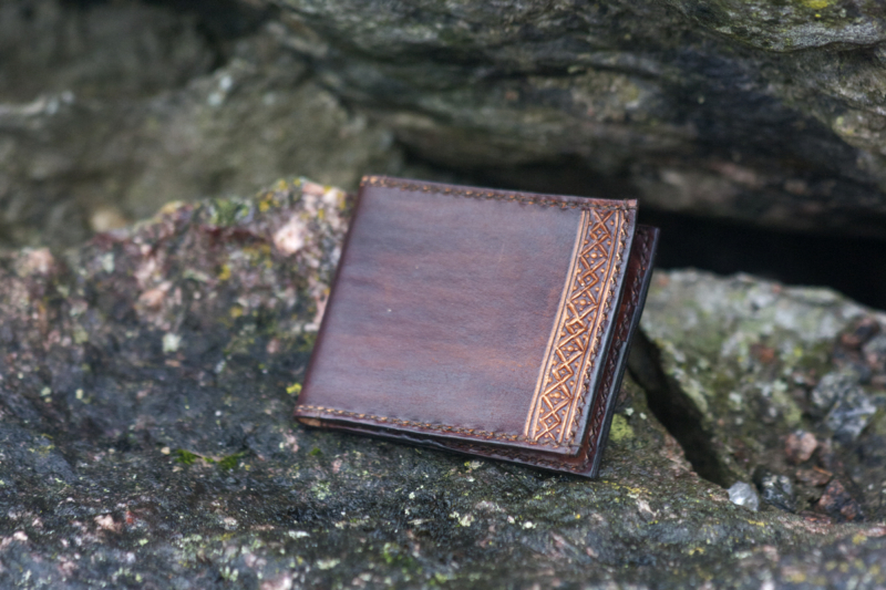 Card wallet with small carvings