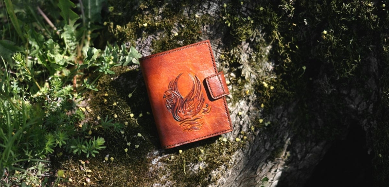 Leathert wallet with swan image