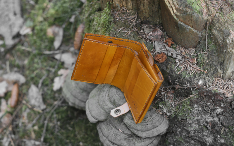 Yellow leather wallet with geko image