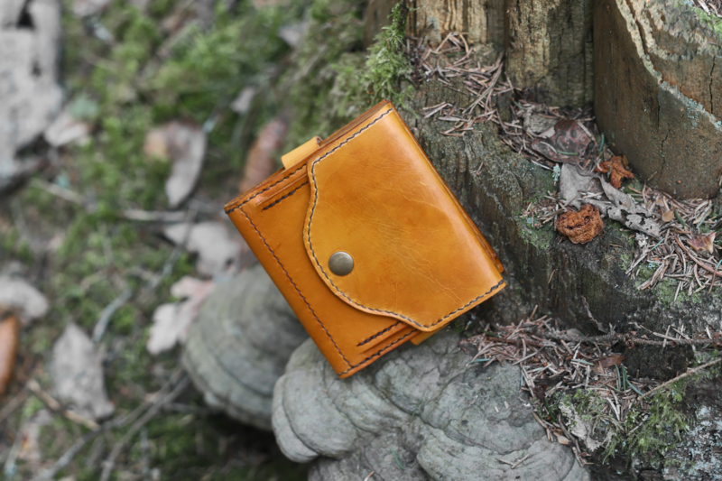 Yellow leather wallet with geko image