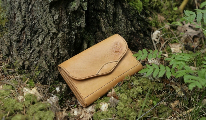 Large women's leather wallet. Oiled finish.