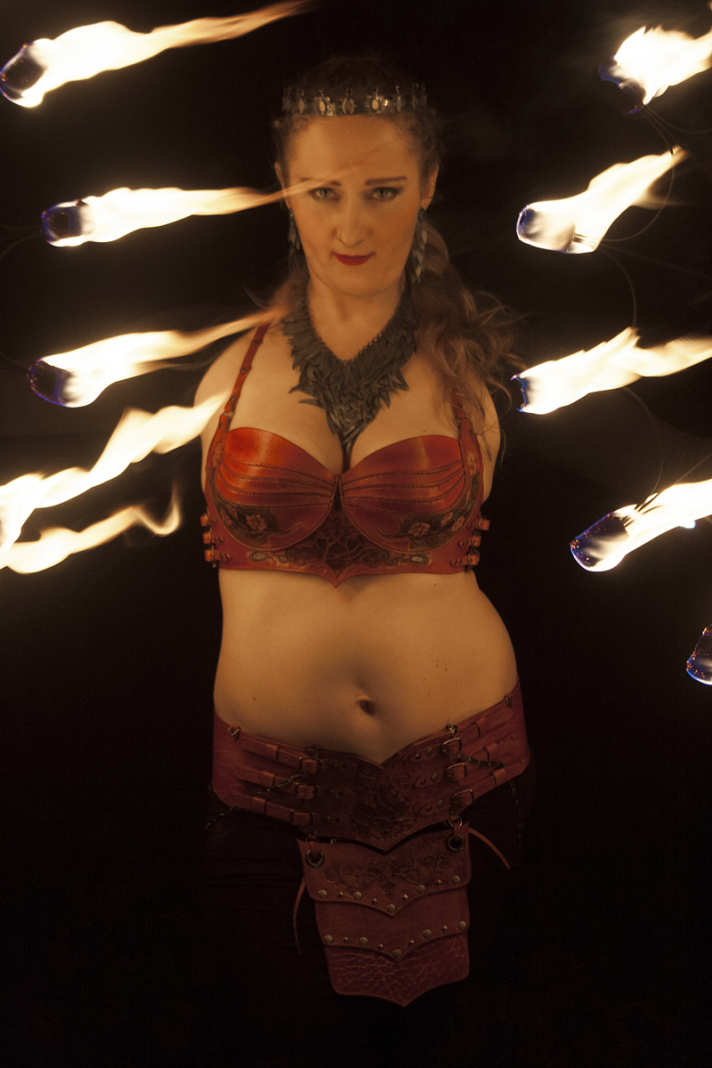 Kostüüm tuleartistile Freya Danger. Ehted ehtekunstnikult Keiu Koppel, taimpargitud nahast kostüüm Wanakuramuse Nahakambrist.