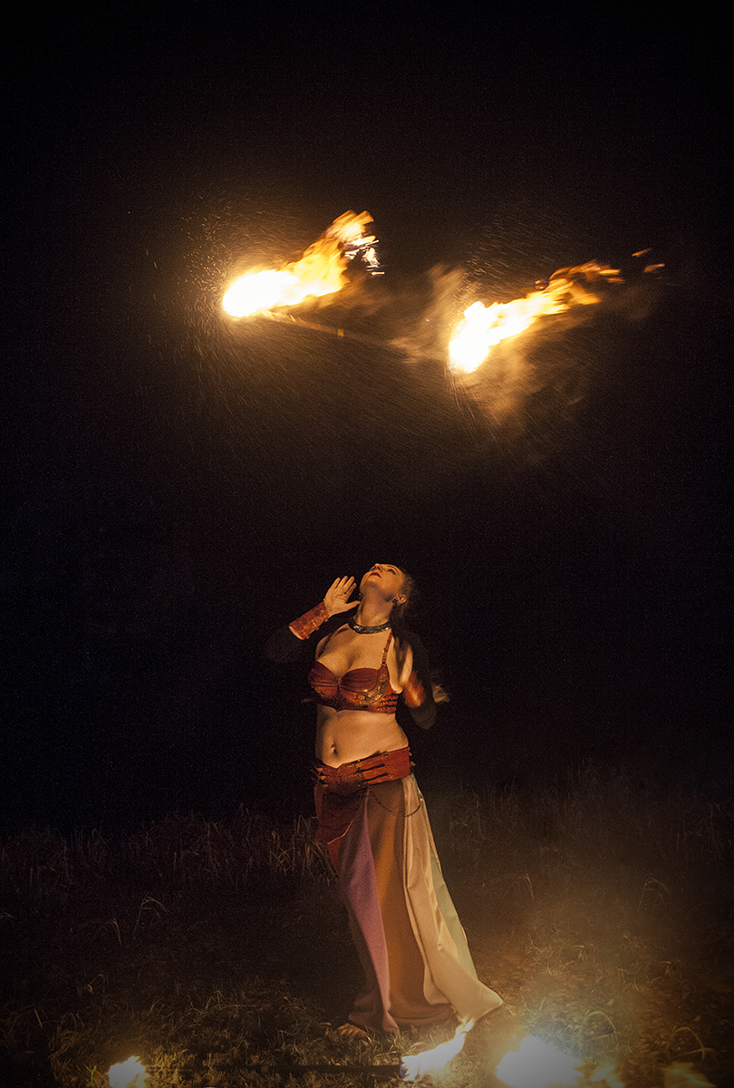 Kostüüm tuleartistile Freya Danger. Ehted ehtekunstnikult Keiu Koppel, taimpargitud nahast kostüüm Wanakuramuse Nahakambrist.