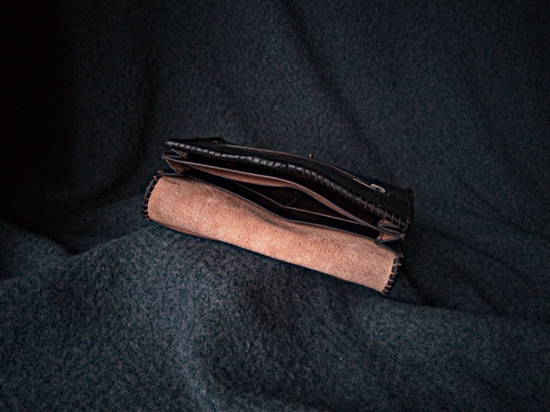 Tumepruun hundi pildiga nahast naiste rahakott