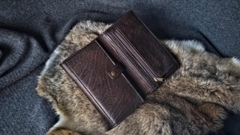 Rahakotil on lukuga münditasku ning üks tasku on münditasku taga.