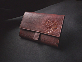 Rahakott on kinnisena väljapoolt ca 16-17cm lai ning 11-12cm kõrge. Fotodel on mahagoni värvi rahakott.