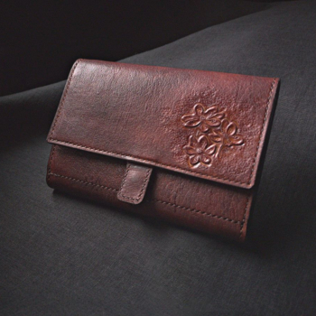 Rahakott on kinnisena väljapoolt ca 16-17cm lai ning 11-12cm kõrge. Fotodel on mahagoni värvi rahakott.
