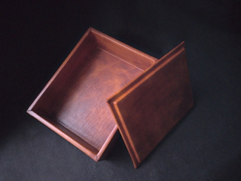 Karp on valmistatud kahekordsest 3mm köitepapist ning kaetud taimparknahaga.