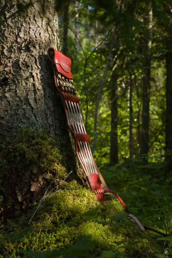 Vutlar on toetatud vastu puutüve ning on täies pikkuses vaadeldav. Värv: mahagon.
