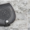 Rahakott, mil on kaks trukiga taskut müntide- kaartide tarvis ja kaks taskut paberraha jmt jaoks. Pikkust (suletuna): 11 cm, Laiust: 10,5 cm.